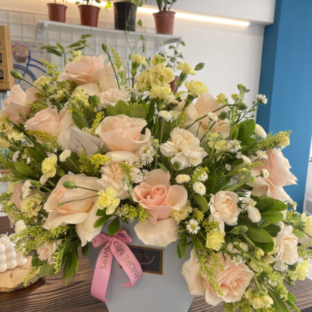 Caja Arqueada de flores Surtidas